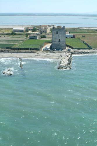 Resti di un molo romano dell'antica costa di Salapia